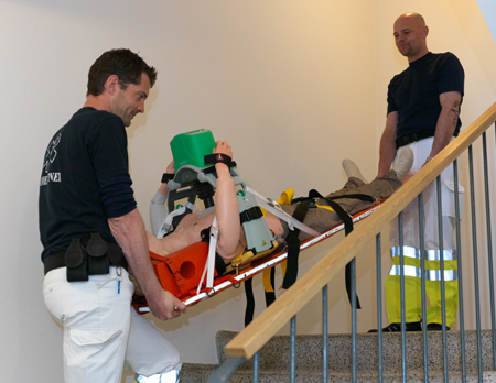 Транспортировка пациента по лестнице с аппаратом Lucas 2