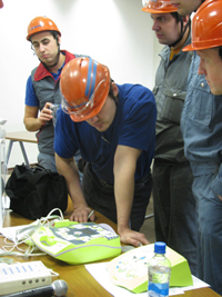 Рабочие завода Комацу знакомятся с устройством Zoll AED Plus